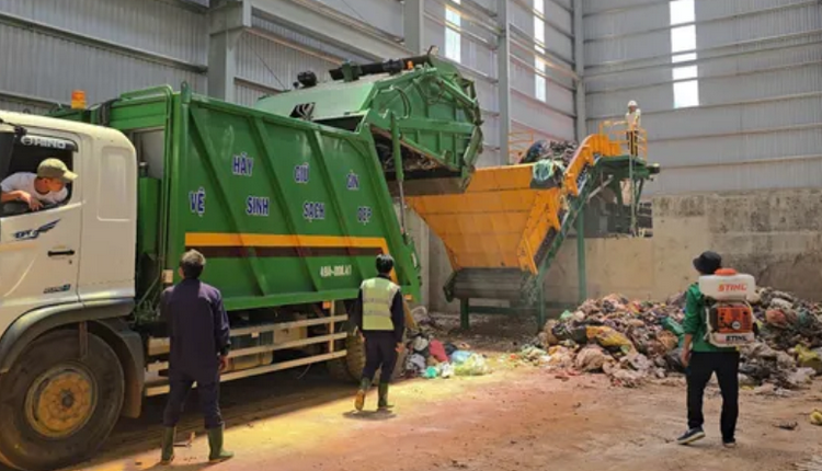 UBND tỉnh Lâm Đồng giao các Sở, ban ngành triển khai các thủ tục và lựa chọn đơn vị cung ứng dịch vụ thu gom, xử lý rác thải theo đúng quy định pháp luật. UBND tỉnh Lâm Đồng giao các Sở, ban ngành triển khai các thủ tục và lựa chọn đơn vị cung ứng dịch vụ thu gom, xử lý rác thải theo đúng quy định pháp luật.