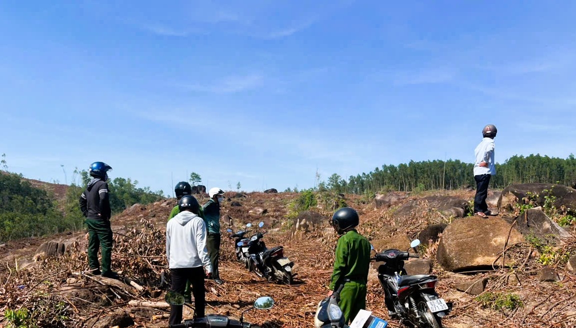 Lực lượng liên ngành xã Quế Sơn Trung tiến hành kiểm tra, truy quét hoạt động khai thác khoáng sản trái phép trên địa bàn. Lực lượng liên ngành xã Quế Sơn Trung tiến hành kiểm tra, truy quét hoạt động khai thác khoáng sản trái phép trên địa bàn.