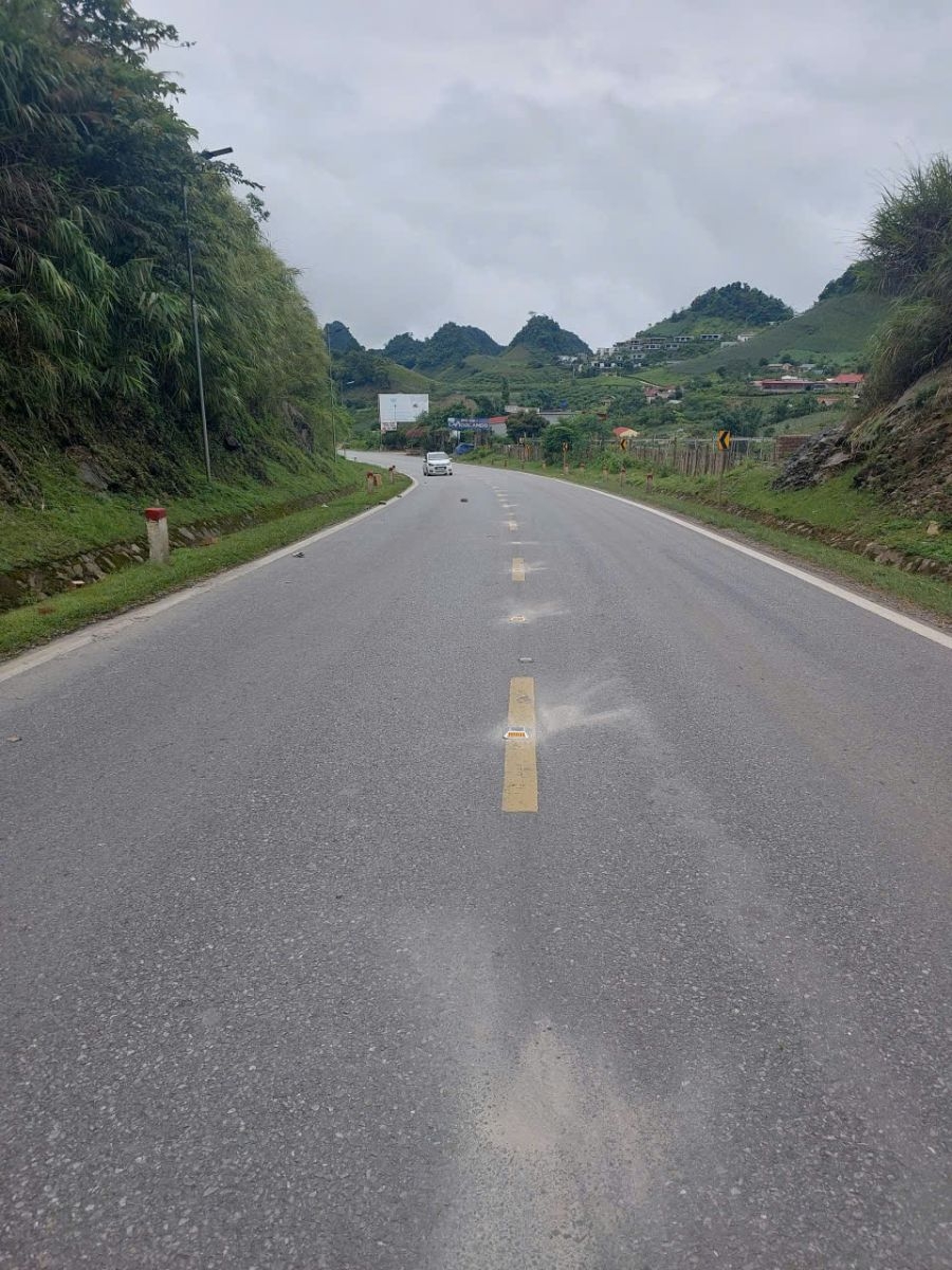 Trước bối cảnh thực trạng đầy thách thức đó, đơn vị quản lý thuộc Cục Đường bộ Việt Nam (Cục ĐBVN) đã quyết định triển khai thí điểm hệ thống đinh phản quang sử dụng năng lượng mặt trời. Giải pháp này được kỳ vọng sẽ bổ sung hiệu quả các phương thức cảnh báo trực quan, giúp người lái xe dễ dàng nhận diện rõ ràng hướng tuyến, mép đường và đặc biệt là các khúc cua nguy hiểm, từ đó giảm thiểu đáng kể nguy cơ xảy ra tai nạn giao thông.