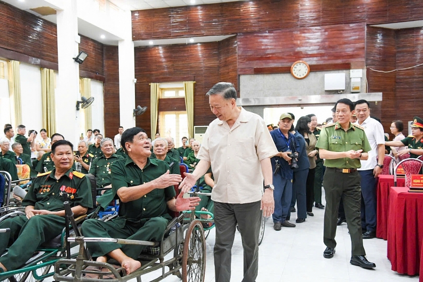 Tổng Bí thư, Chủ tịch nước Tô Lâm thăm và tặng quà thương binh, bệnh binh tại Bắc Ninh
