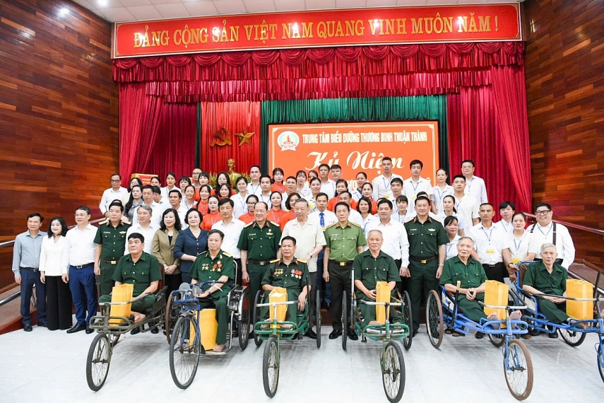 Tổng Bí thư, Chủ tịch nước Tô Lâm thăm và tặng quà thương binh, bệnh binh tại Bắc Ninh