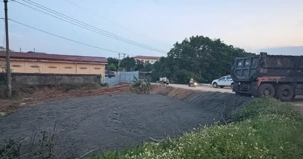 Hà Nội: Phát hiện xe tải đổ bùn thải trái phép tại khu vực bờ đê xã Thư Lâm