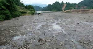 Nghệ An: Hàng tấn rác thải, gỗ mục phủ kín mặt hồ thủy điện Hủa Na