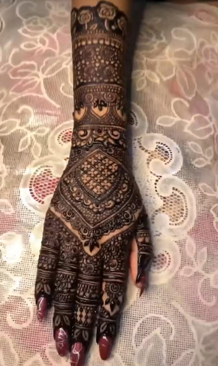 Rasiya mehendi artist
