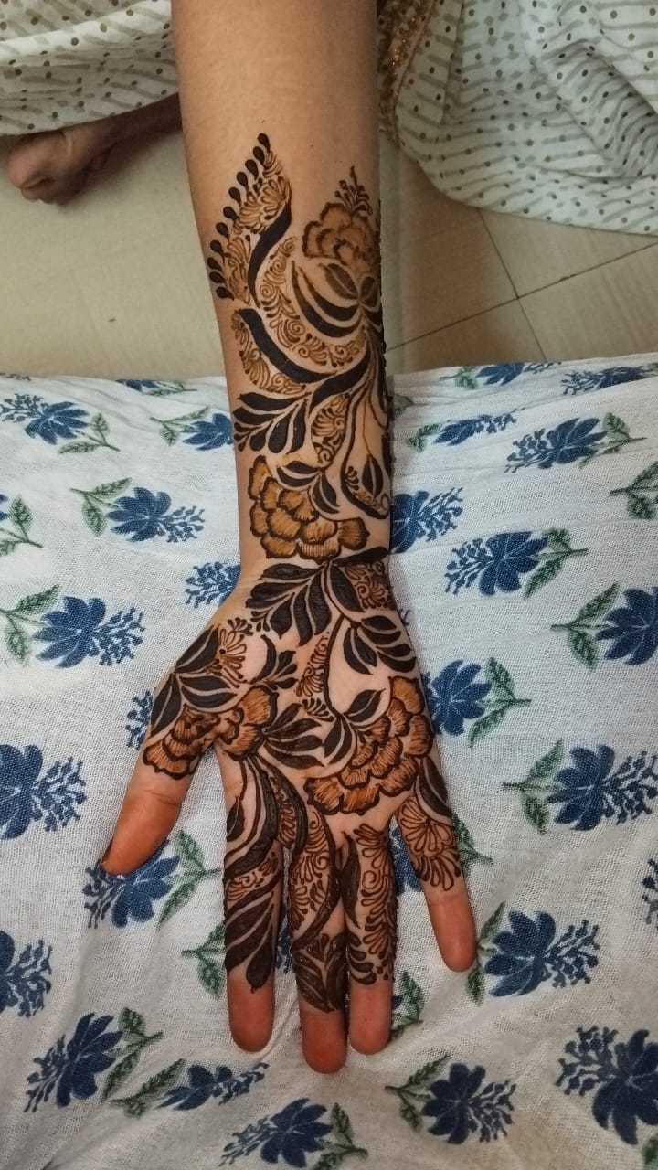Ayesha mahndi artist