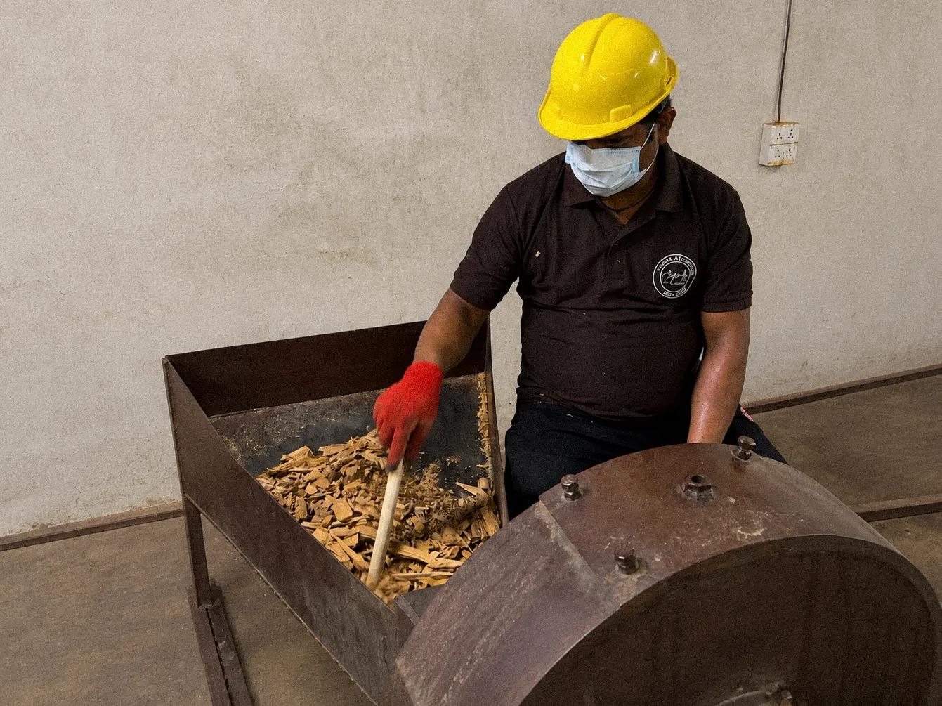 Sandalwood chipping unit