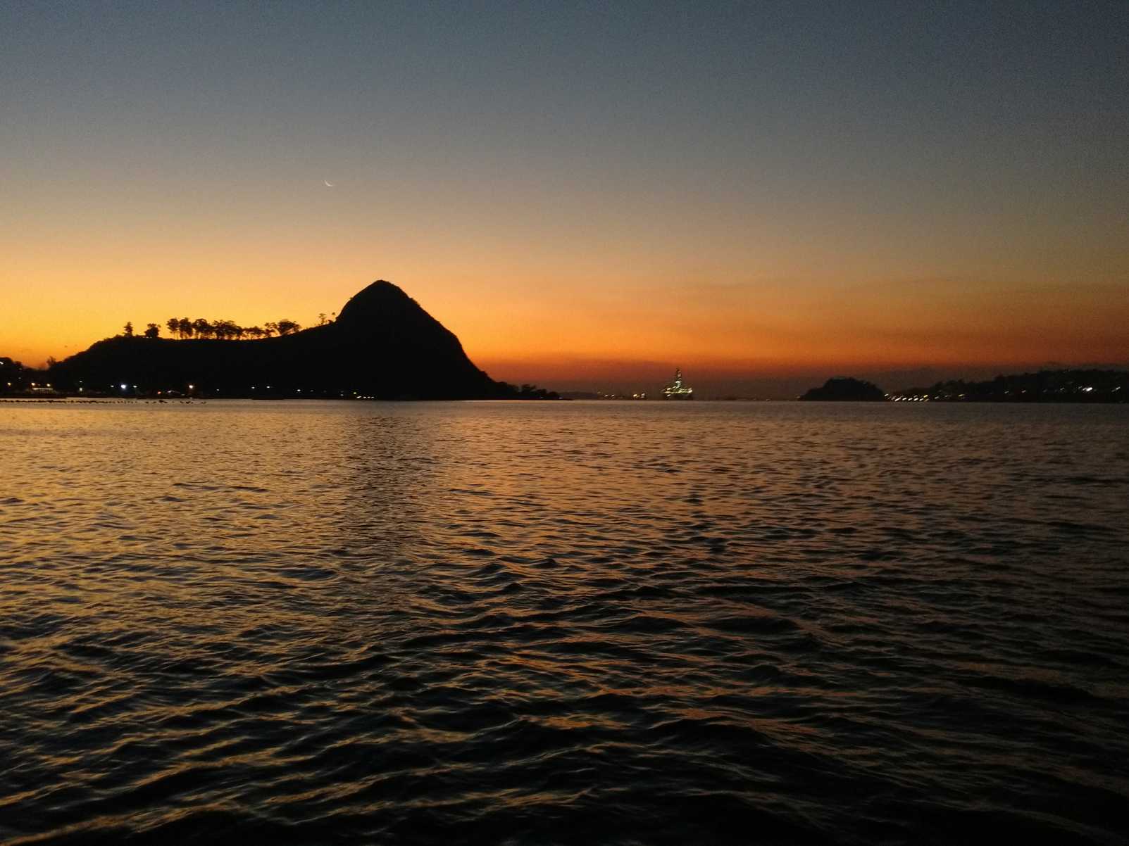 Passeio de Barco no Pôr do Sol