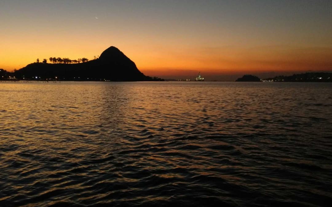 Passeio de Barco no Pôr do Sol