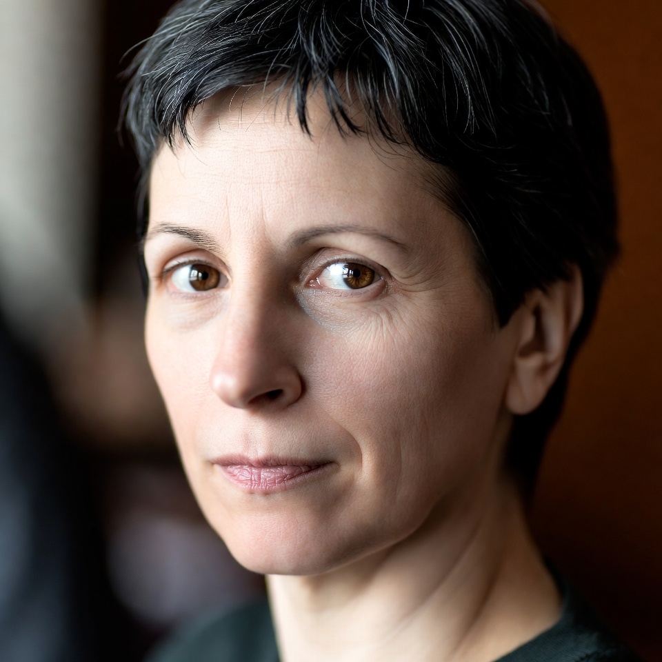 [AVATAR: Inicial CR en círculo de color - Carolina Ruiz]