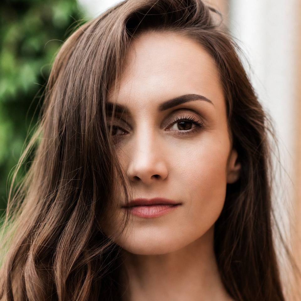 [AVATAR: Inicial MG en círculo de color - María González]