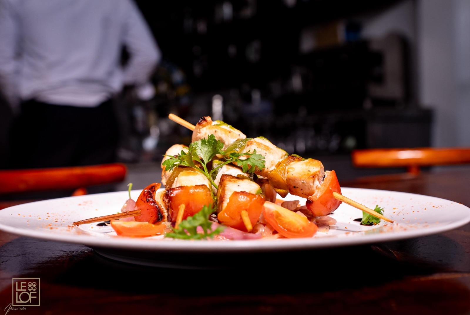 Un cocktail coloré servi au bar