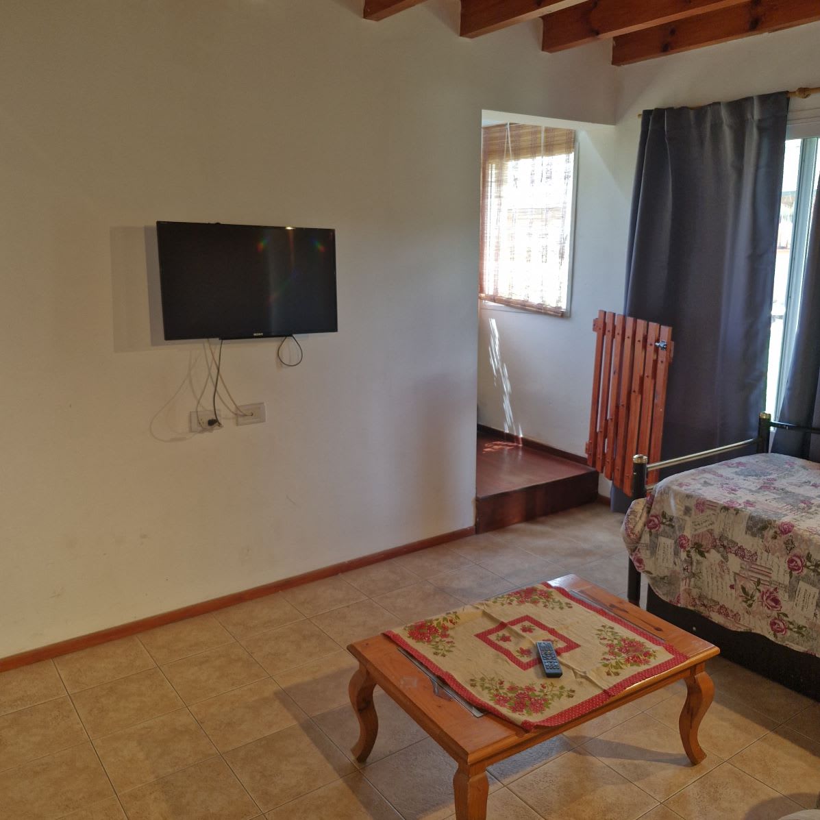 Living, con tv, calefacción y sofá