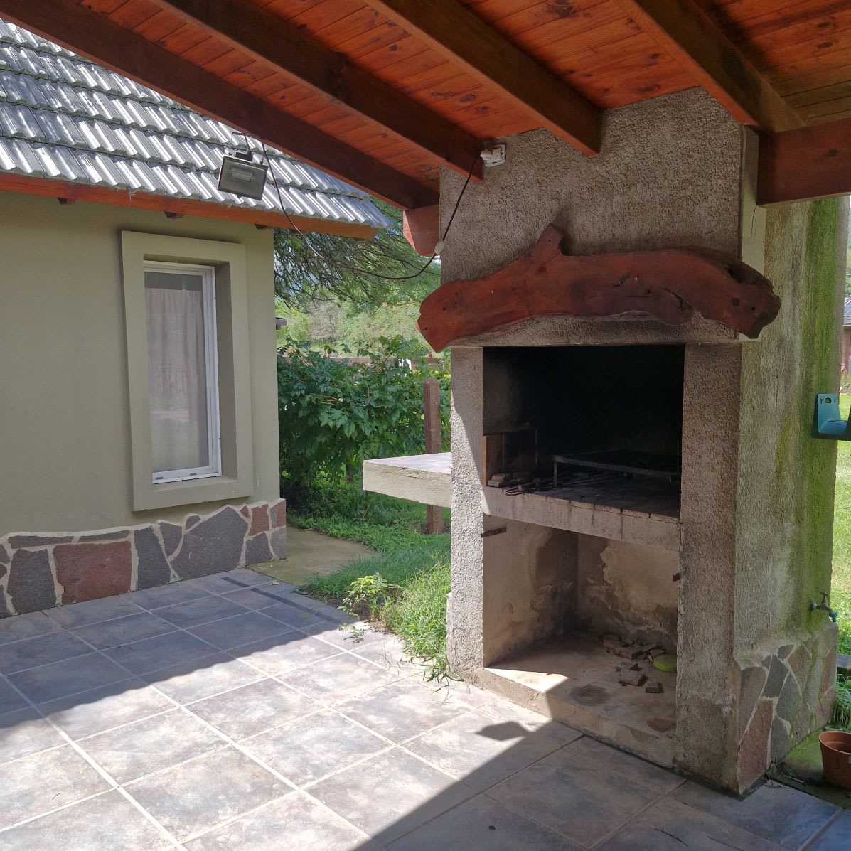Parrilla techada en cochera