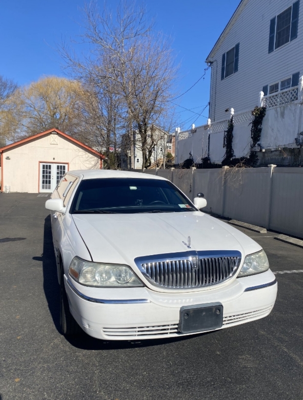 2008 Lincoln Town Car 120 Limousine