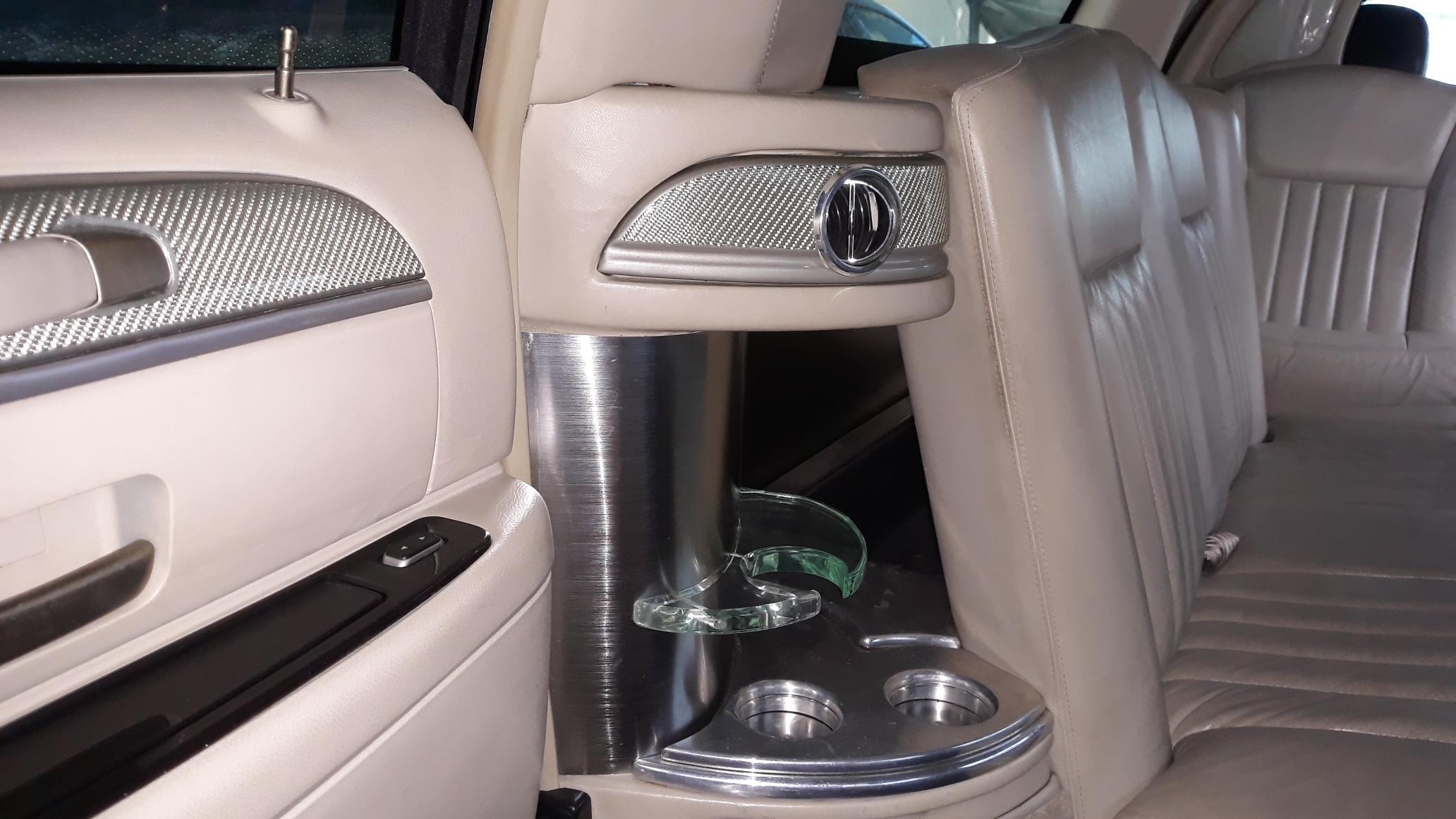 2007 Lincoln Town Car limo 5 DR.