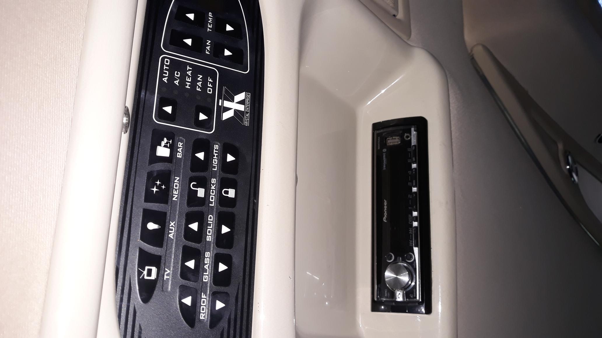 2007 Lincoln Town Car limo 5 DR.