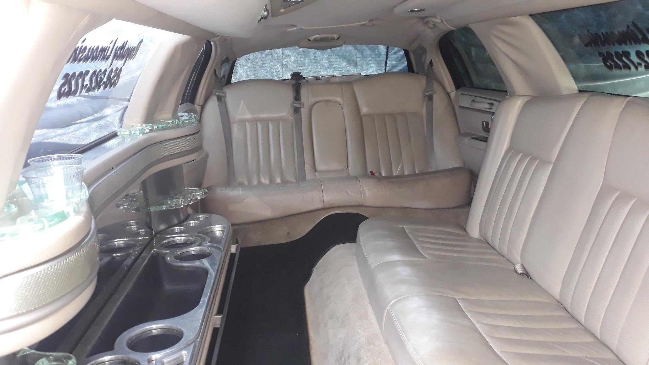2007 Lincoln Town Car limo 5 DR.