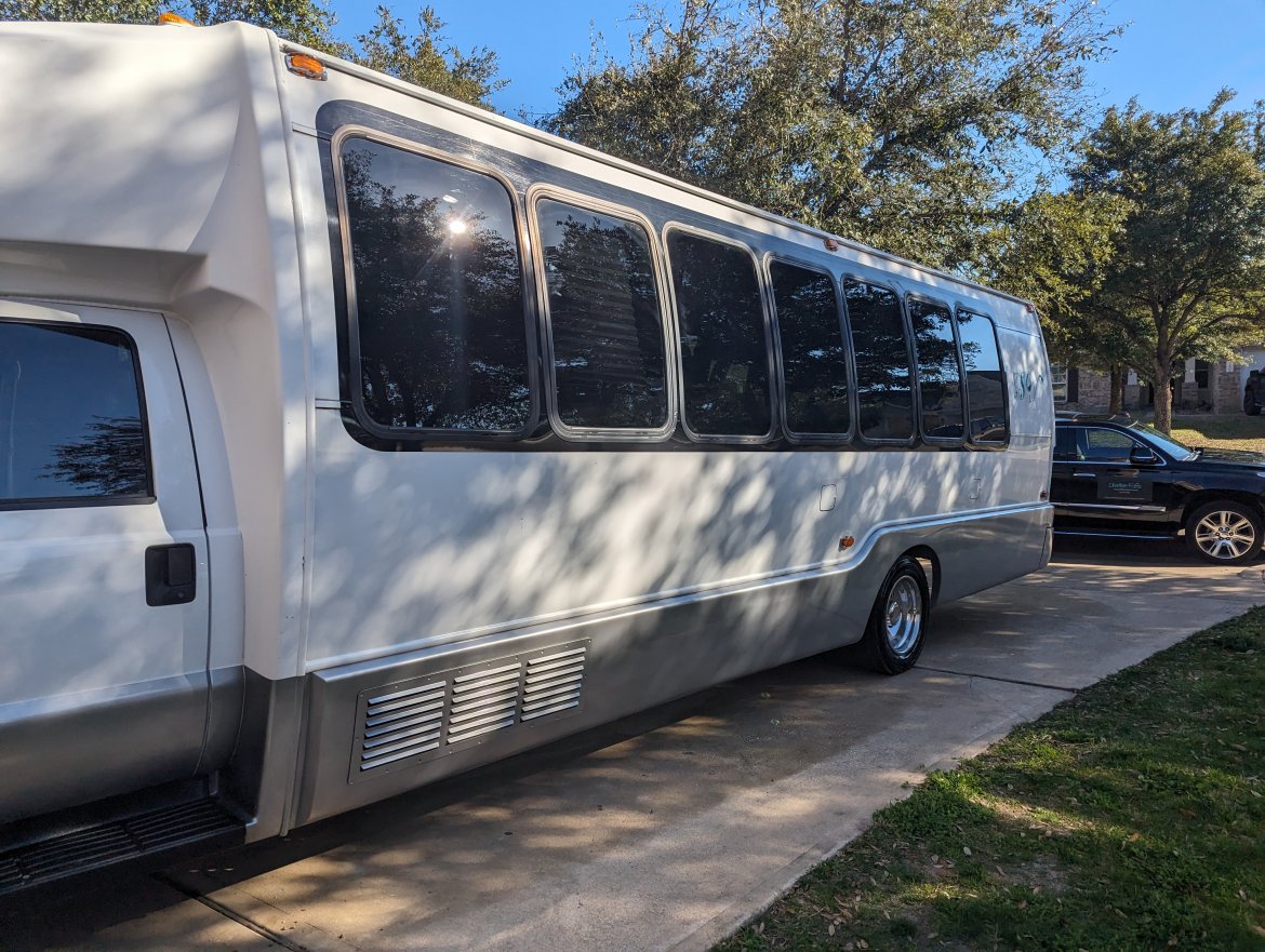 2007 Ford F550 Limo Bus