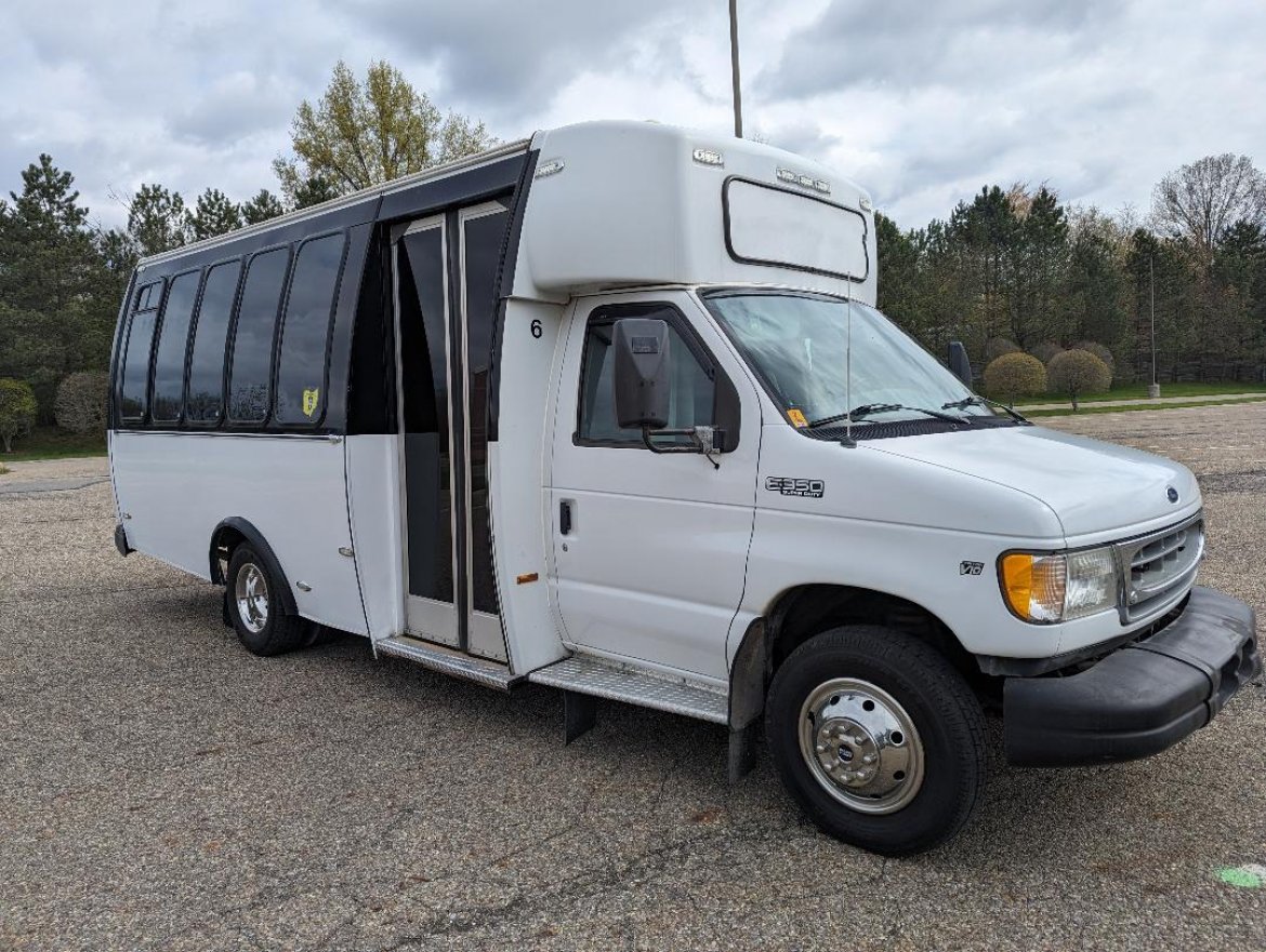 2002 Ford E-350 Limo Bus