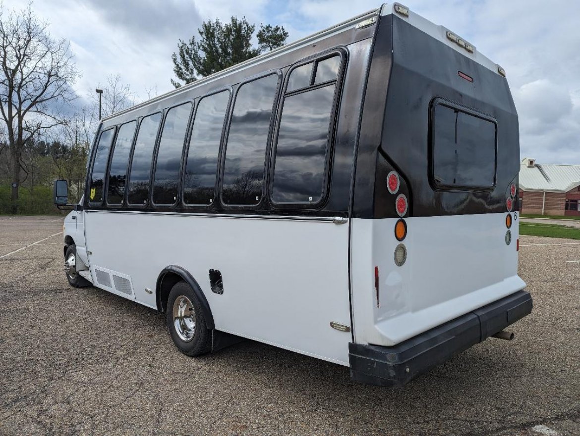2002 Ford E-350 Limo Bus