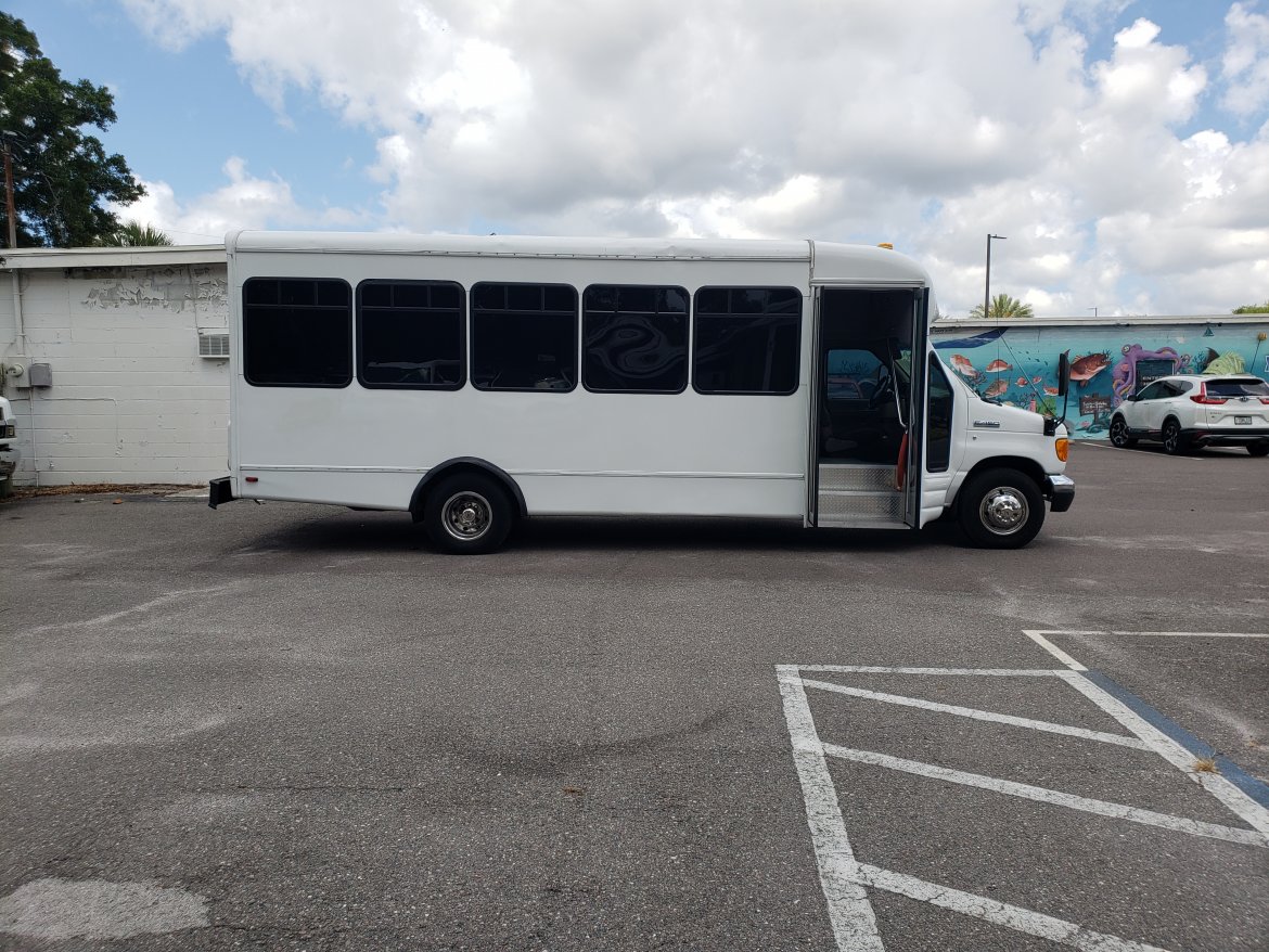 2006 Ford E-450 Limo Bus