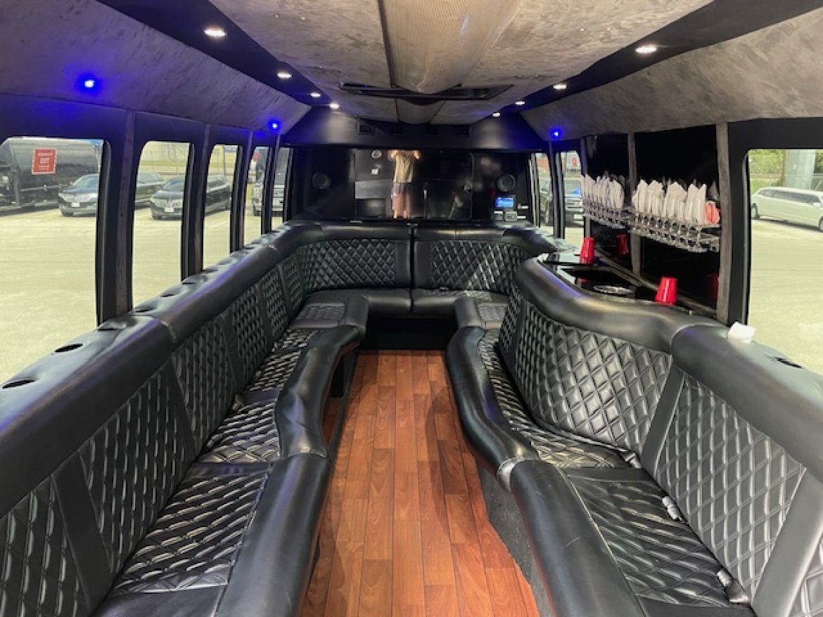 2015 Ford F-550 Limo Bus