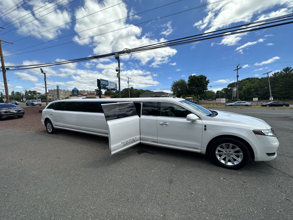 USED 2019 Lincoln MKT Limousine