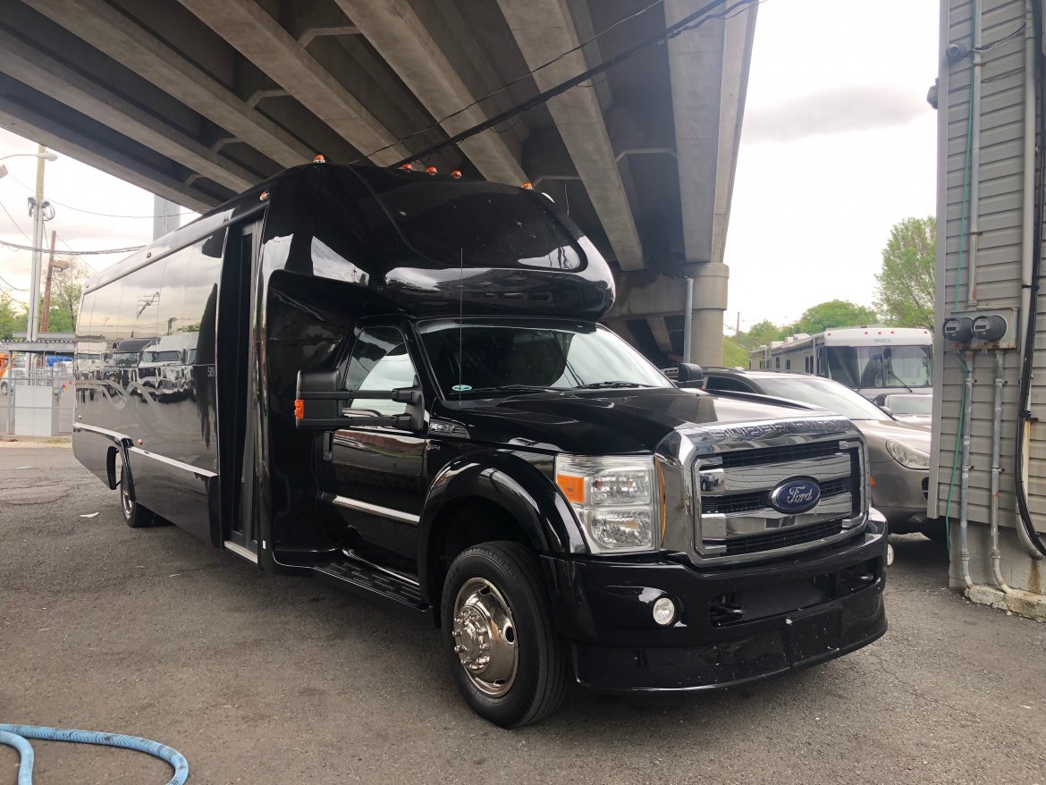 2015 Ford F-550 Executive Shuttle Bus