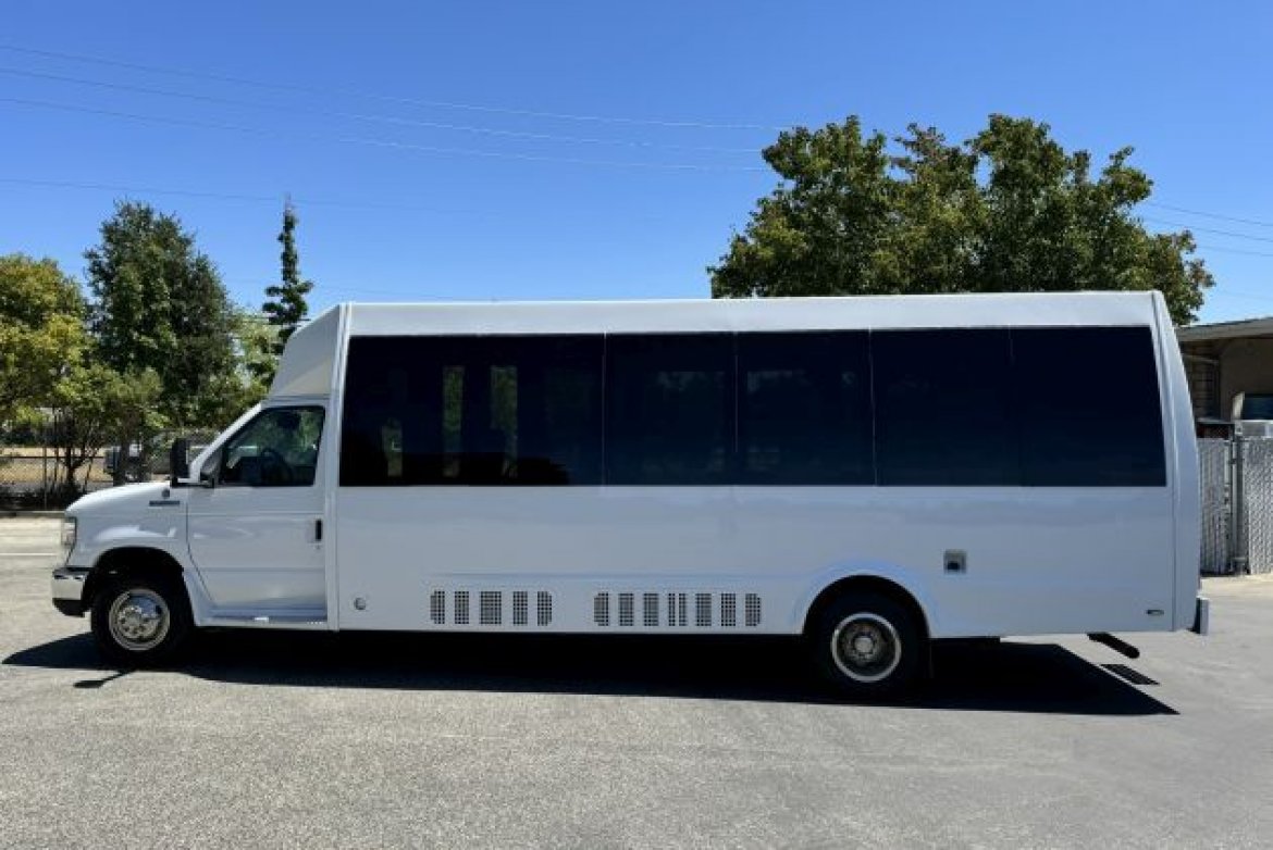 2012 Ford E-450 Shuttle Bus