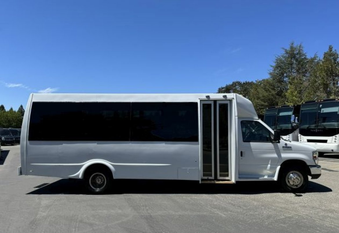 2012 Ford E-450 Shuttle Bus