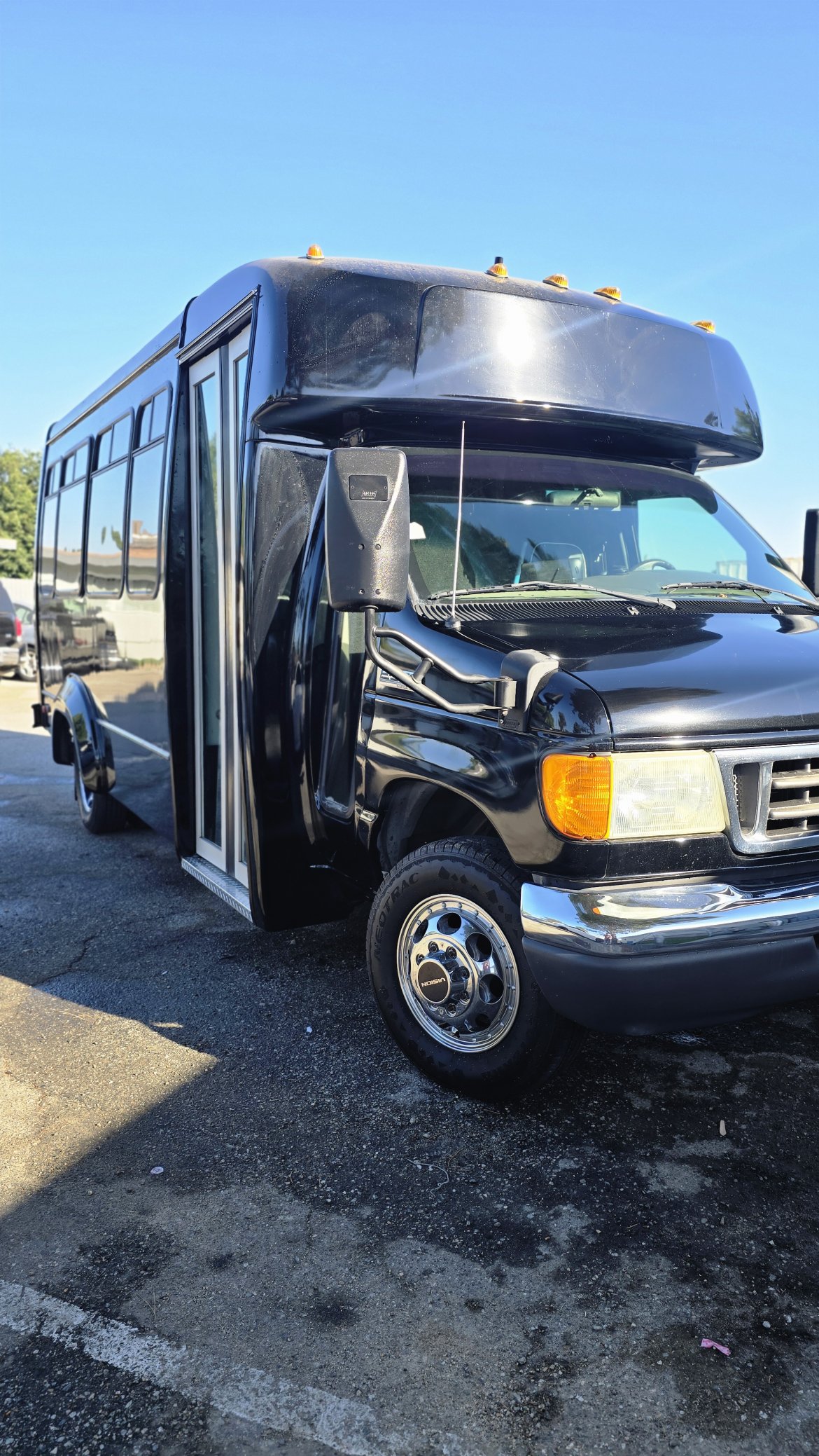 2006 Ford E-350 Limo Bus