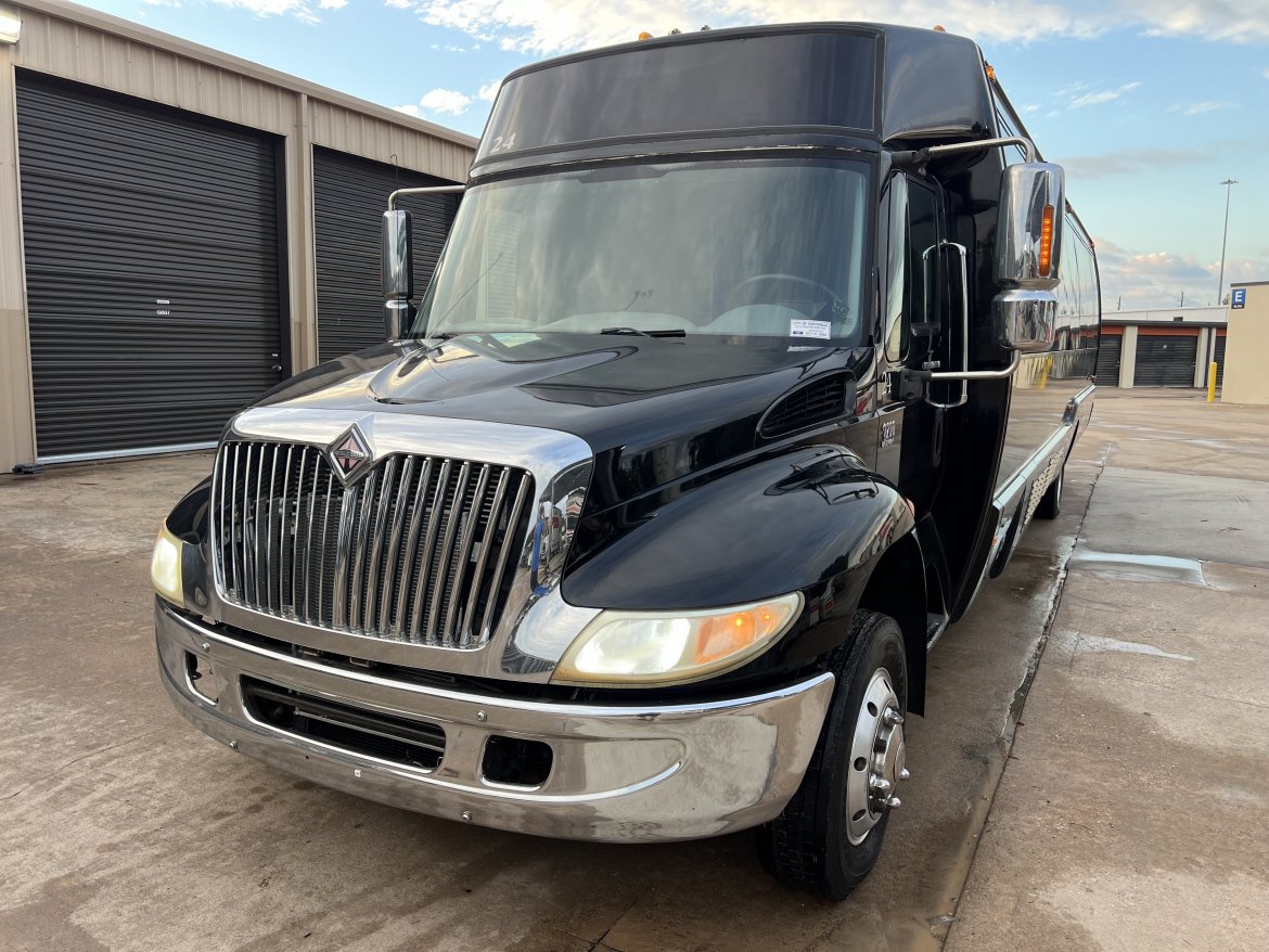 2007 International 3200 DT466 Limo Bus