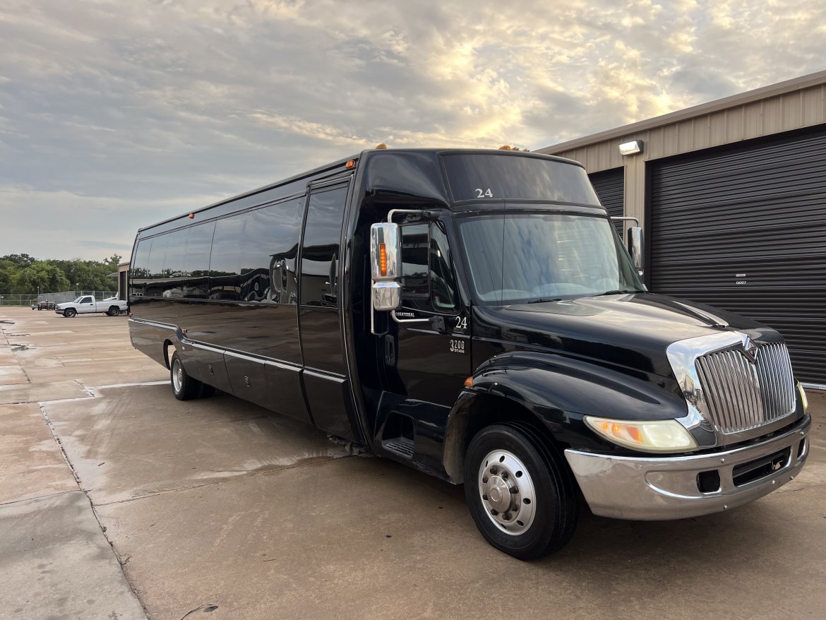 2007 International 3200 DT466 Limo Bus