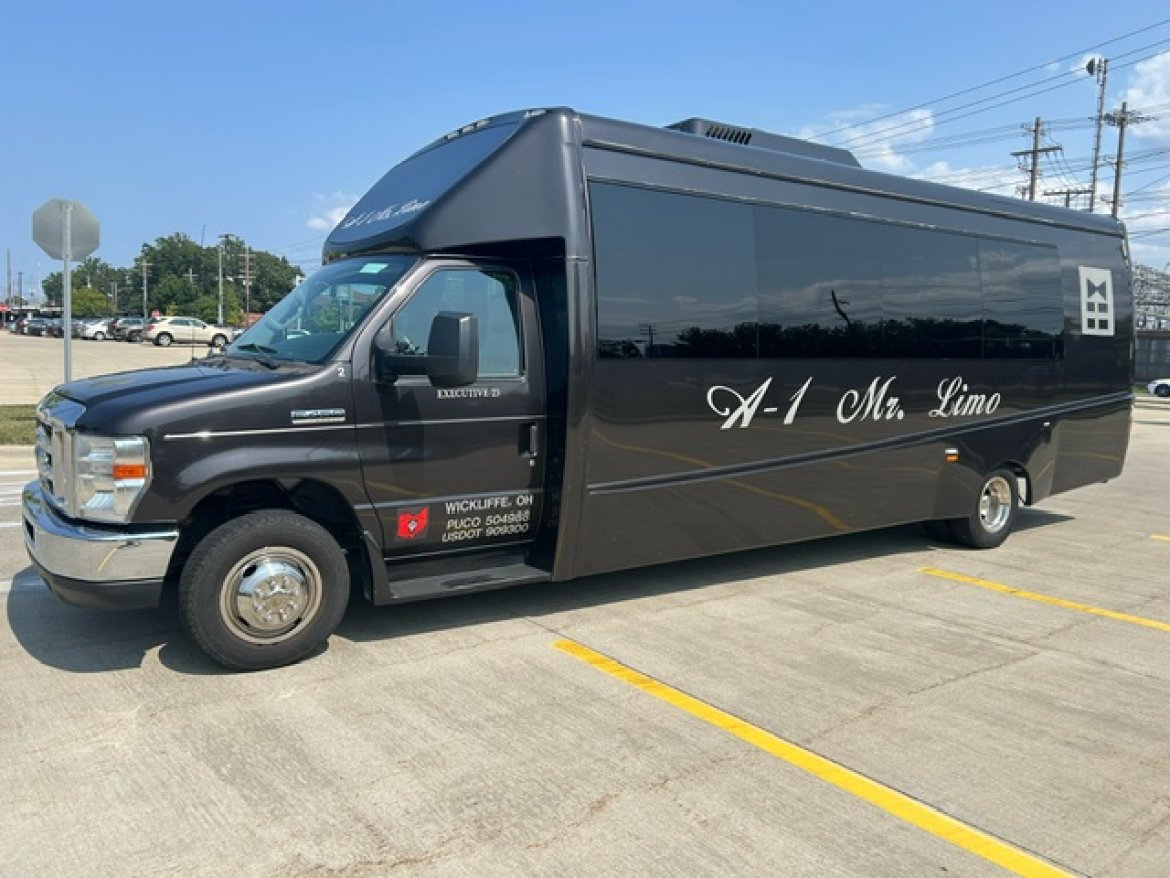 2017 Ford E-450 Shuttle Bus