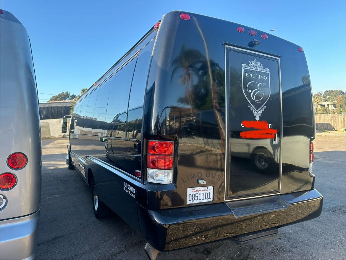 2008 International KK35 Limo Bus