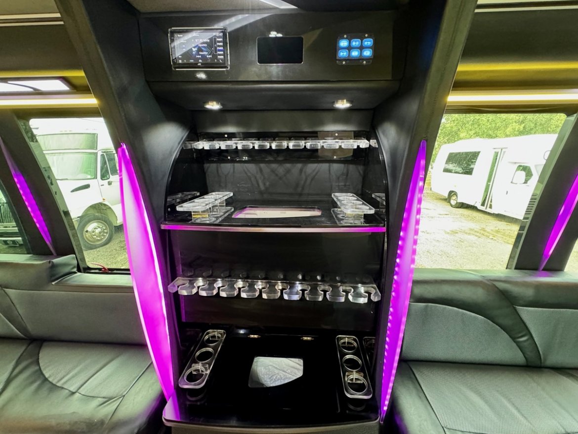 2014 Ford F-550 Limo Bus
