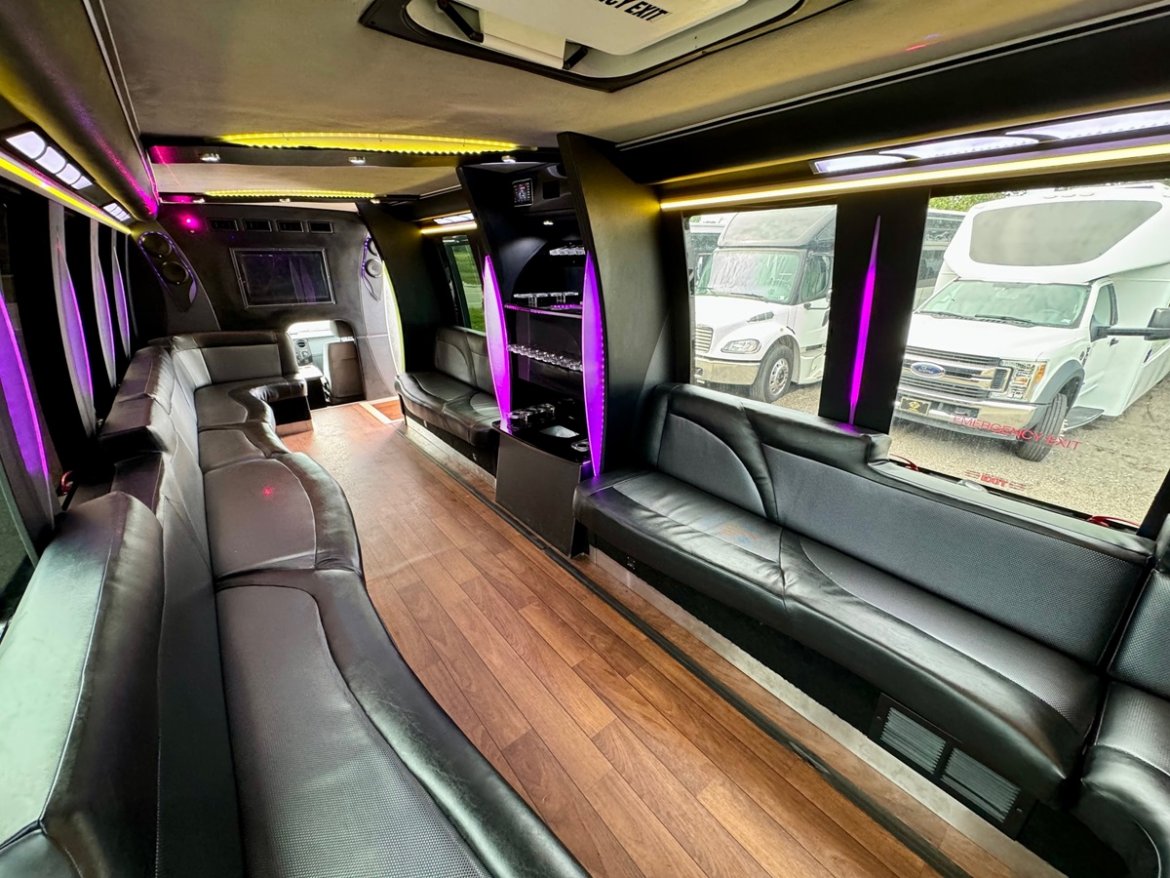 2014 Ford F-550 Limo Bus