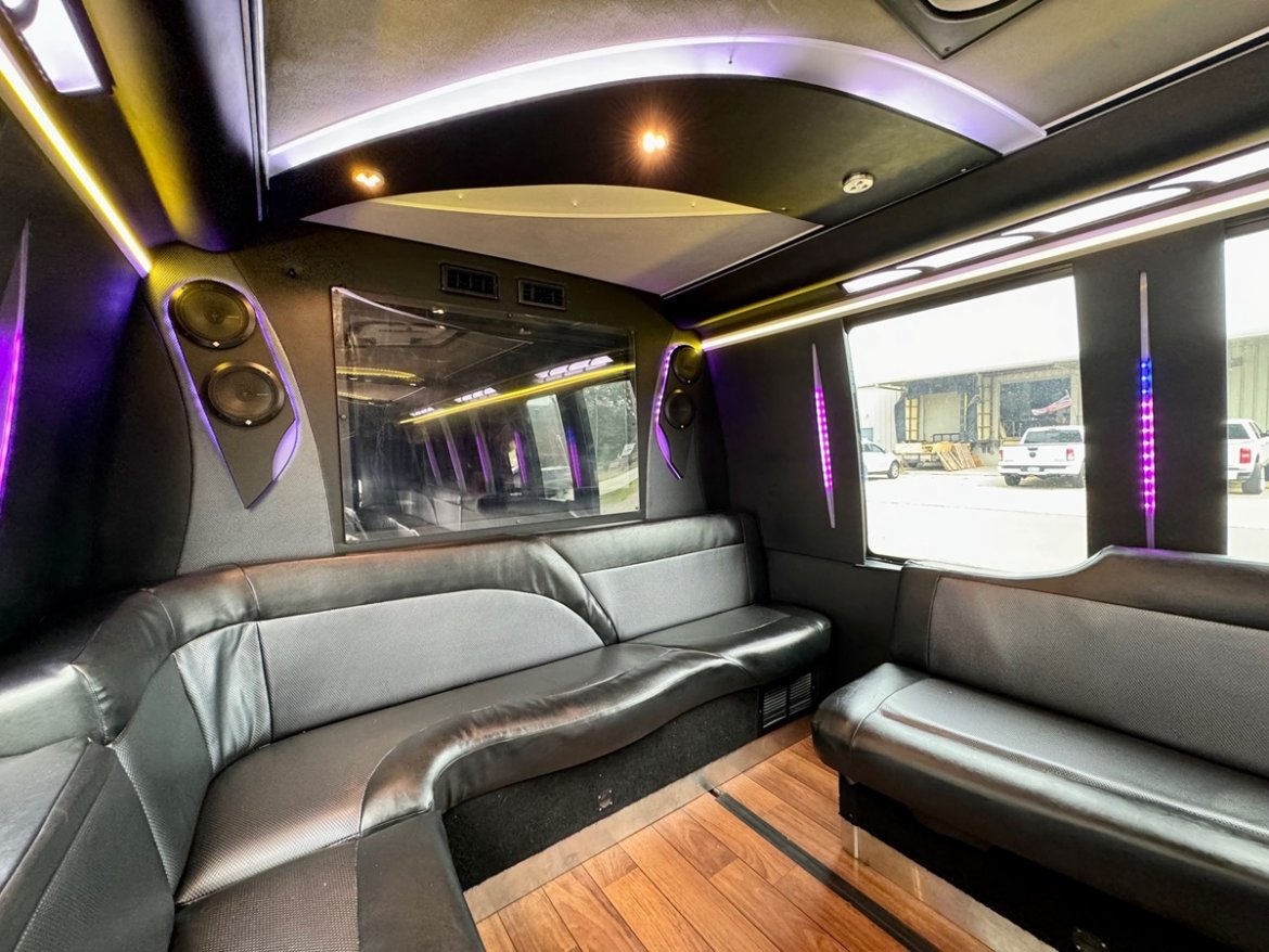 2014 Ford F-550 Limo Bus