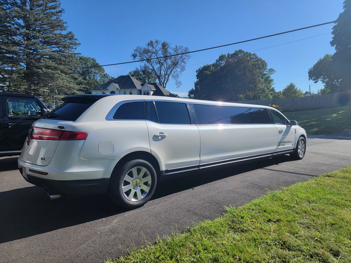 2018 Lincoln MKT Limousine