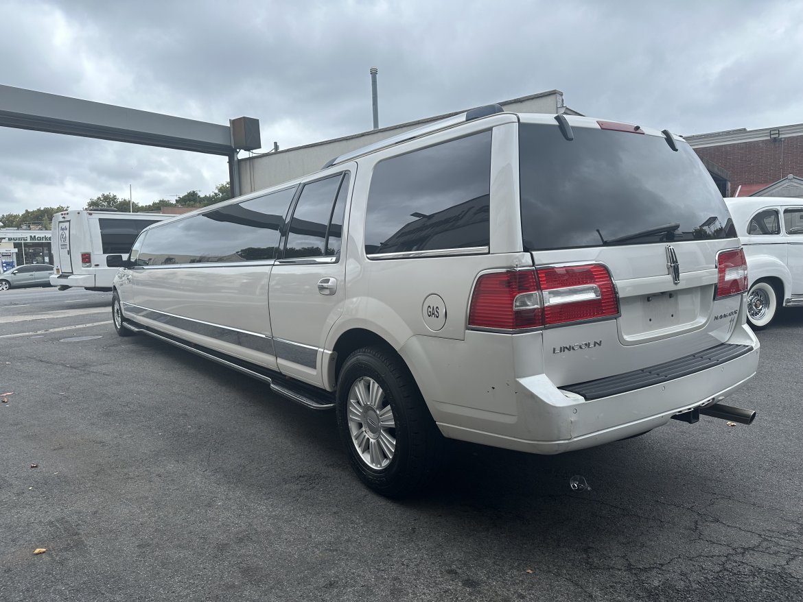 2013 Lincoln Navigator Limousine