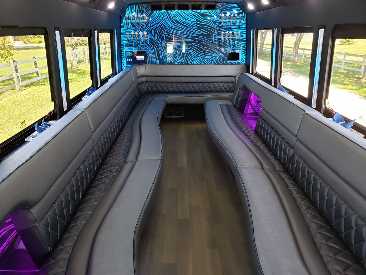 2015 Ford F-550 Limo Bus