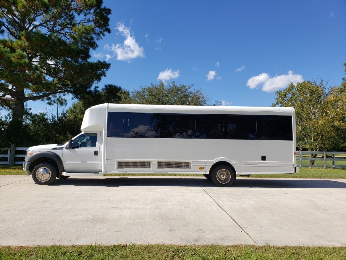 2015 Ford F-550 Limo Bus