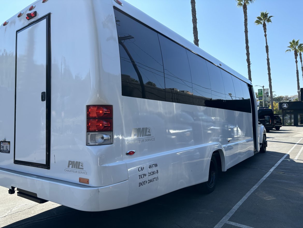 2016 Ford F-550 Limo Bus