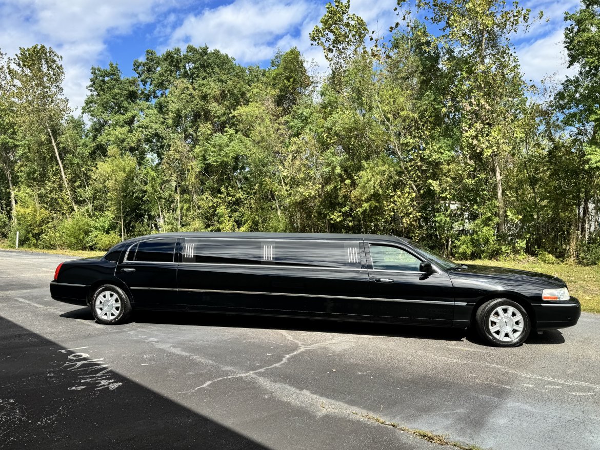 2007 Lincoln Town Car Limousine