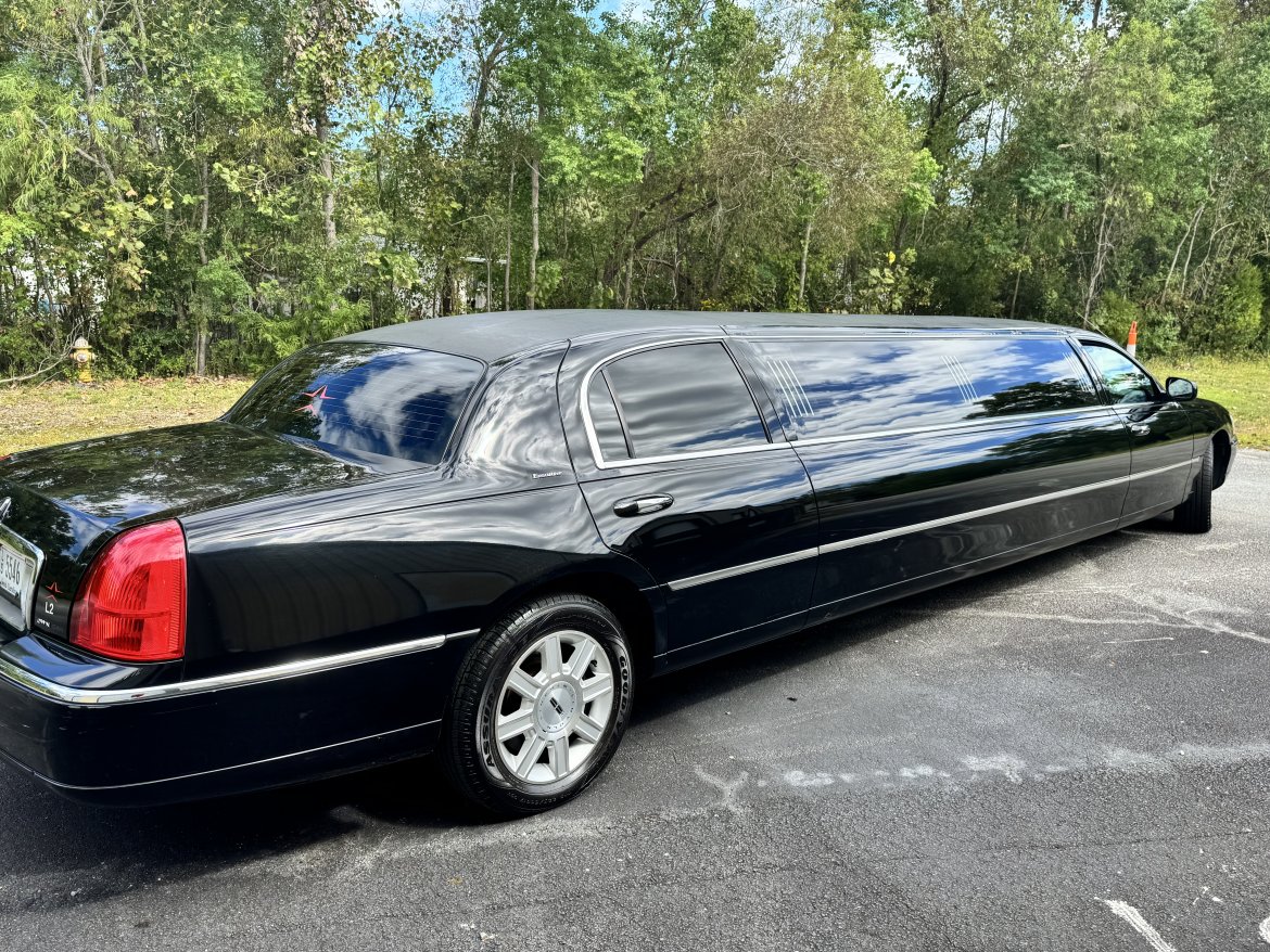 2007 Lincoln Town Car Limousine