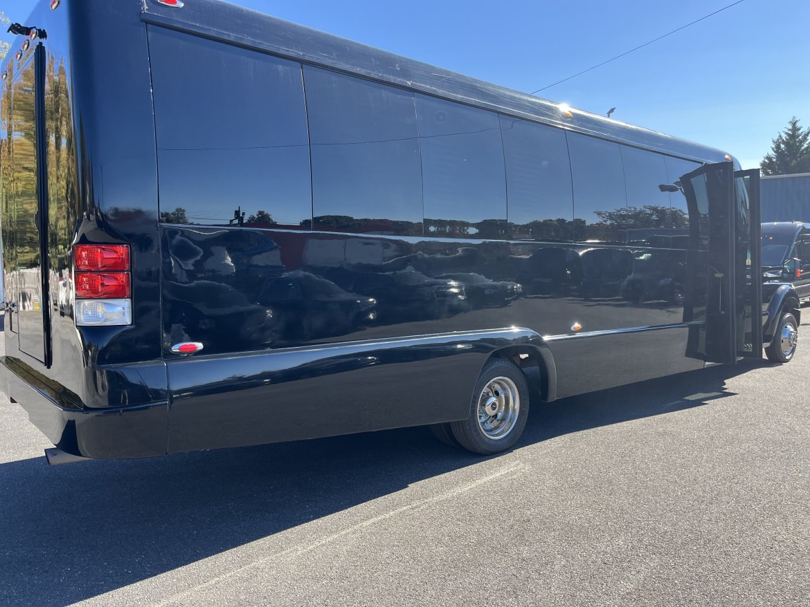 2016 Ford F-550 Limo Bus