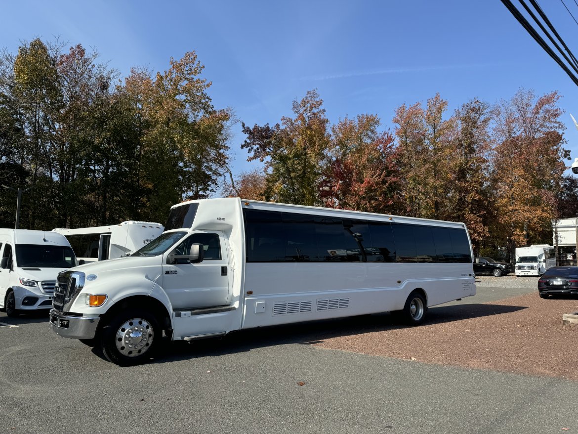 2013 Ford F-650 Shuttle Bus