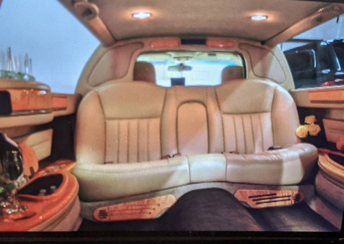 2006 Lincoln Town Car Limousine