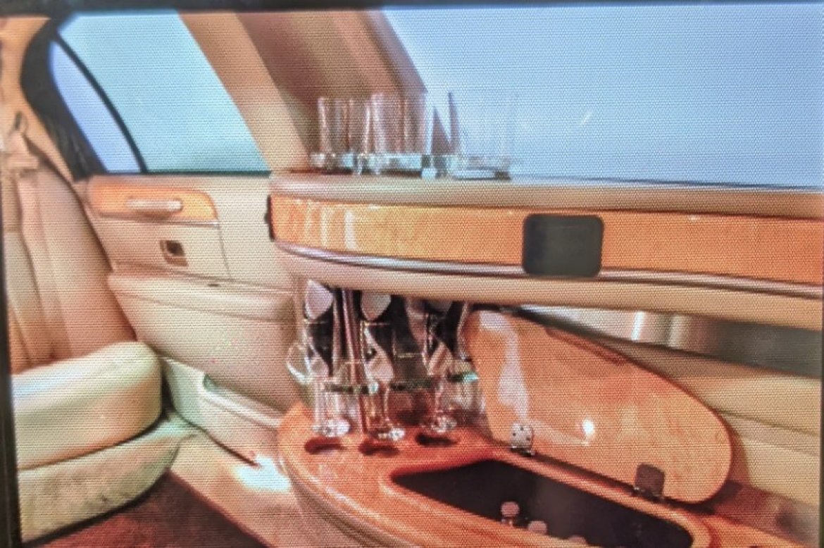 2006 Lincoln Town Car Limousine