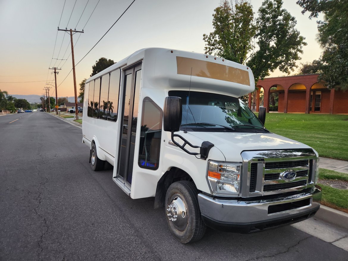 2017 Ford E-450 Limo Bus